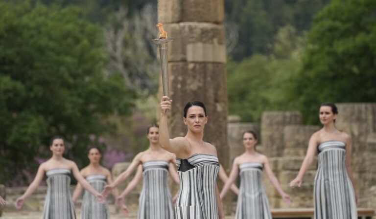 Antorcha olímpica fue encendida en Grecia y va rumbo a París 2024