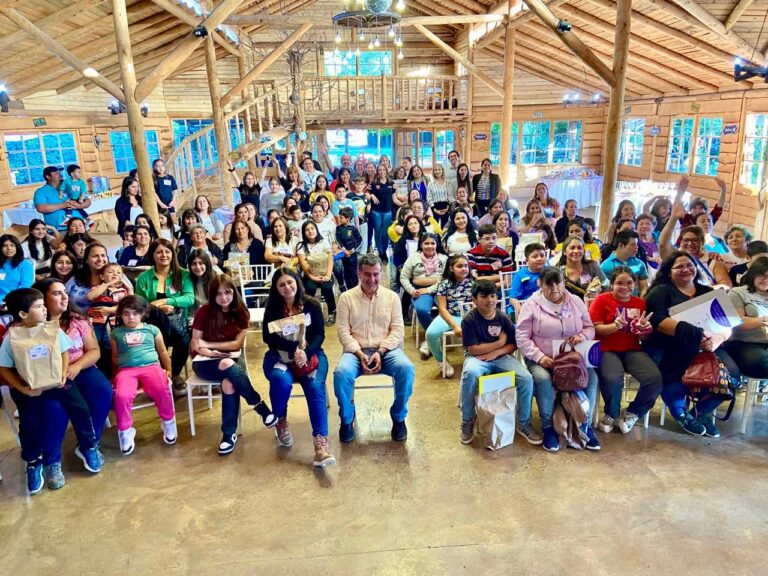 Familias de Rauco se capacitan en jornada sobre neurodiversidad