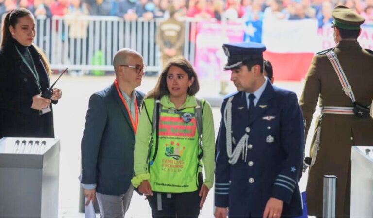 Mamá de Tomás llegó a La Moneda después de 32 días caminando desde Chiloé