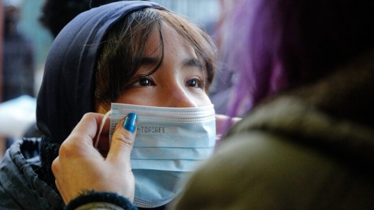 ¿Vuelven las mascarillas? Minsal evalúa su uso obligatorio en recintos de salud tras alerta sanitaria