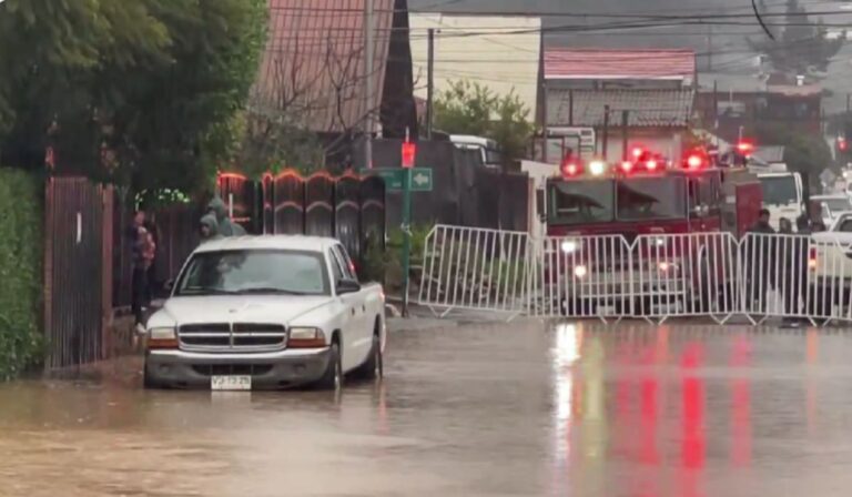 Evalúan acciones por inundaciones y socavones en Constitución