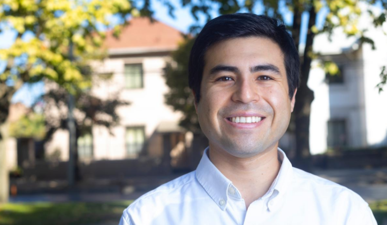 ¡Con honores! Joven del Maule se graduó en Harvard