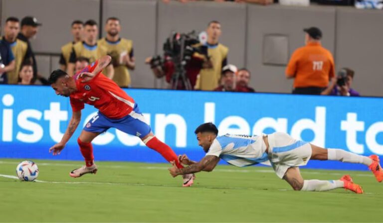 ¡Pésimo servicio! VAR solo revisó jugadas a favor de Argentina en duelo contra Chile