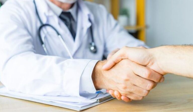 Médico de Curicó en prisión preventiva tras acusaciones de abuso sexual