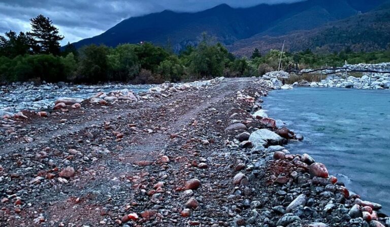 San Clemente: Terraplén provisorio restauró conexión vial de personas aisladas en Armerillo