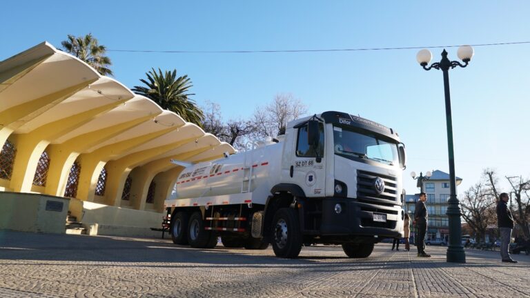 Limpieza sobre ruedas: Estrenan nuevo camión limpia fosas en Cauquenes