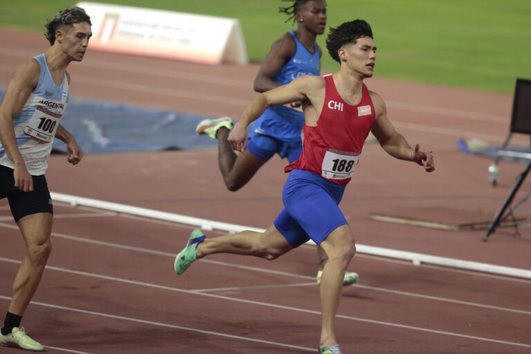¡Doble medalla de oro! Atleta de Linares triunfó en el Sudamericano Sub-20 de Perú