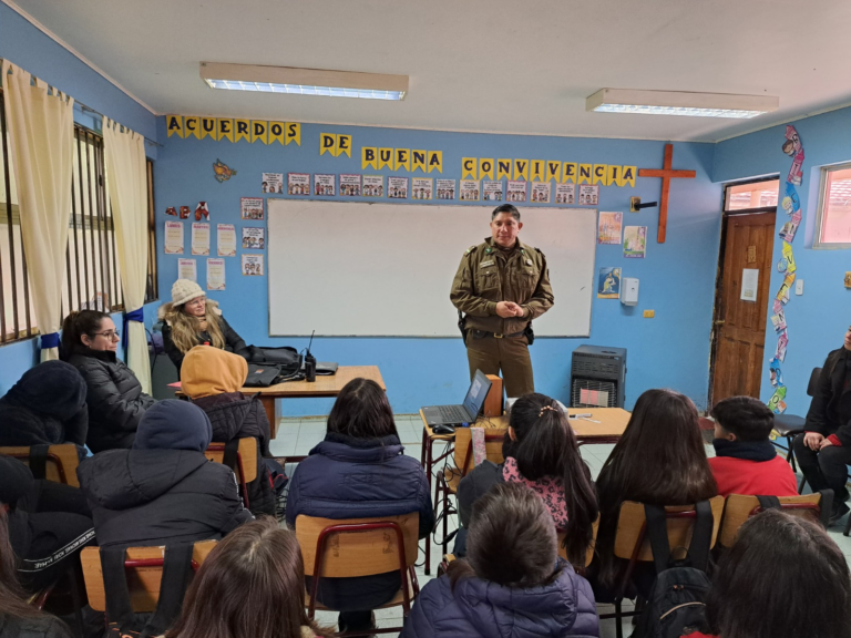 Charla de Carabineros en San Clemente enseña a prevenir el bullying