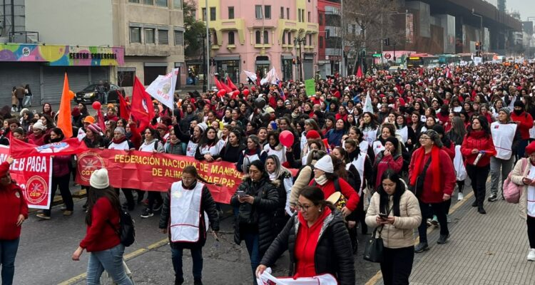 Protestan manipuladoras de alimentos en la Alameda exigiendo pago de finiquitos