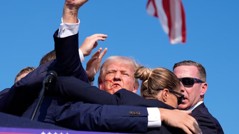 Más un saldo de dos muertos: Donald Trump sufrió atentado durante acto de campaña