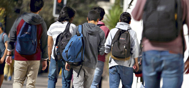 Cadem: Sólo un 14% prioriza condonar el CAE