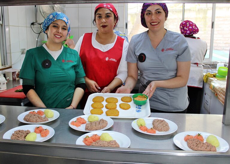 Terapeutas de Fundación Las Rosas crean “Papilla Dieciochera” para adultos con disfagia