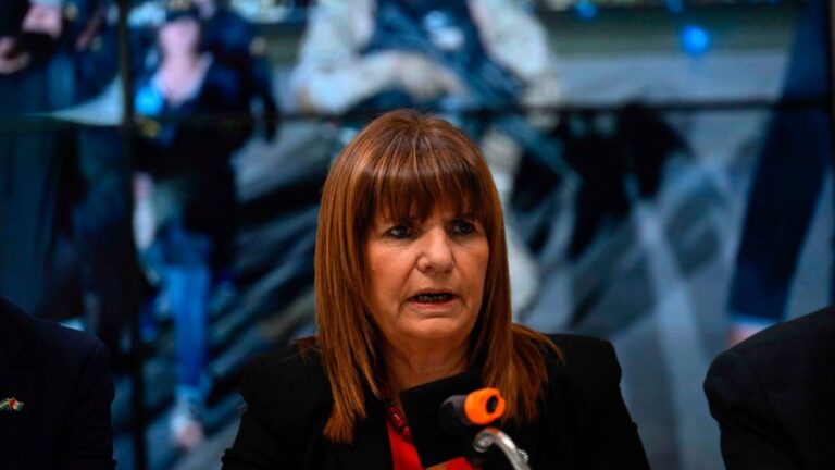 Ministra de Seguridad de Argentina culpa a “influencias chilenas” por crisis delictiva en argentina