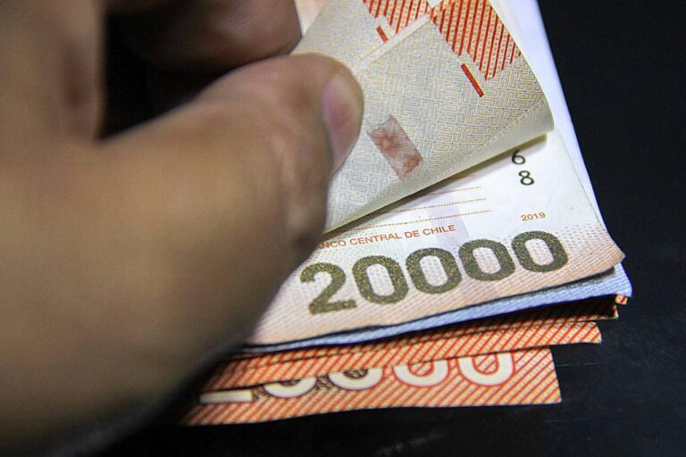 Chile 2025: Sueldo mínimo subiría hasta $12.000 este 1 de enero