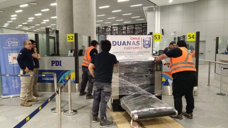 ¿Aduanas sin control? Contraloría destapa graves fallas en el Aeropuerto Internacional de Santiago