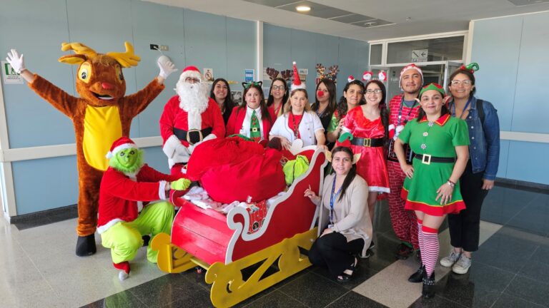 Funcionarios del Hospital Regional de Talca llevan alegría navideña a pacientes y personal