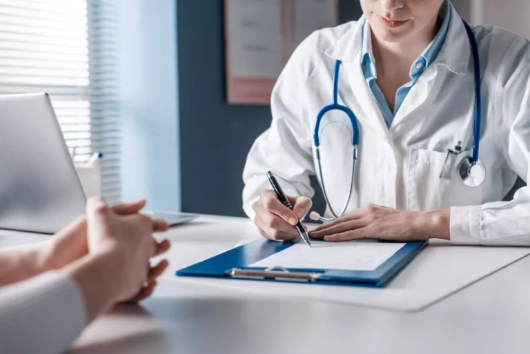 Proponen proyecto de ley que obligaría a médicos y establecimientos de salud a atender pacientes de Fonasa