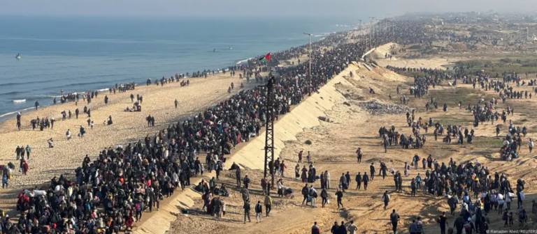 Tras acuerdo de alto al fuego, miles de palestinos regresan al norte de Gaza