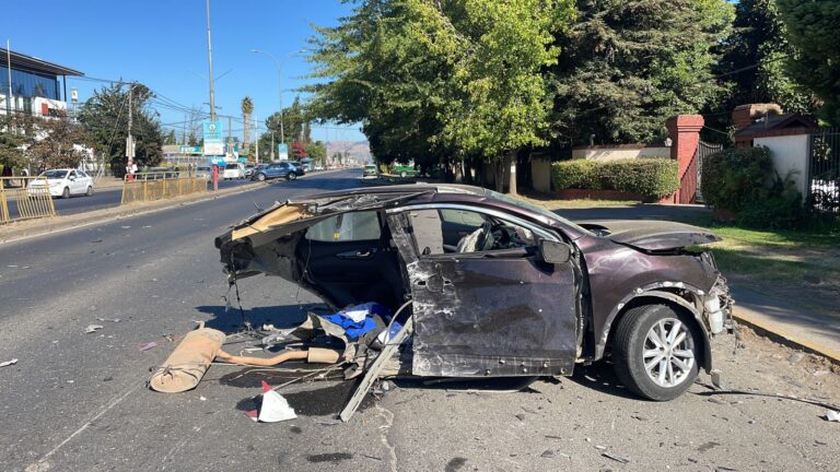 Auto se parte en dos tras violento choque en Talca: una persona resultó gravemente herida