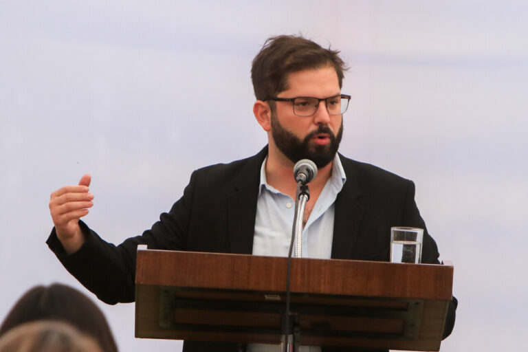 Encuesta Cadem: Aprobación de Presidente Boric baja al 28% mientras aumenta la preocupación por la economía
