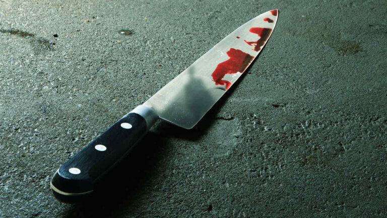 Joven de 24 años fallece tras ser apuñalado en plena vía pública de Talca: hay tres detenidos