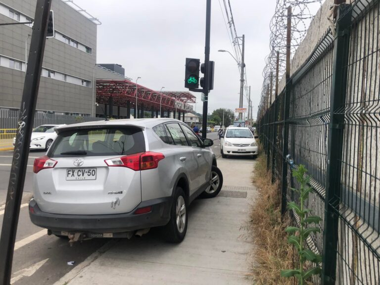 ¡Para replicar en todo Chile! Curicó endurece medidas contra vehículos mal estacionados en la ciudad