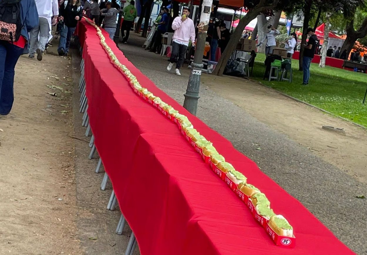 Quedará en nuestra memoria: Talca no obtiene el récord Guinness del completo más grande del mundo : r/chile