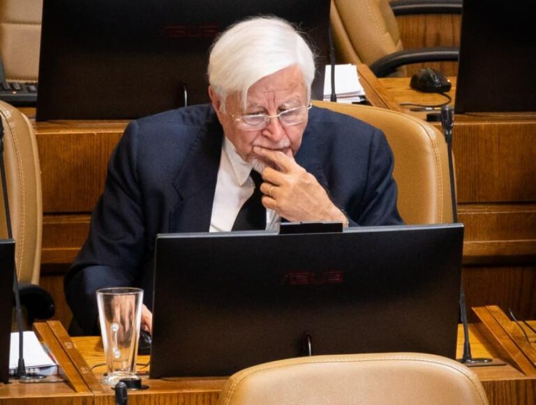 Diputado Celedón oficiará a ministerios para exigir respuesta a empresas responsables del apagón en Chile