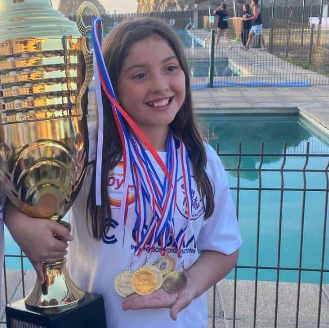 Una promesa talquina: Nadadora de 10 años obtuvo primeros lugares en la Copa Constitución 2025