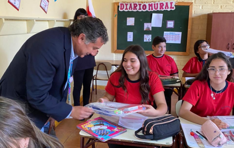 JUNAEB refuerza apoyo estudiantil con operativos oftalmológicos y entrega de sets escolares