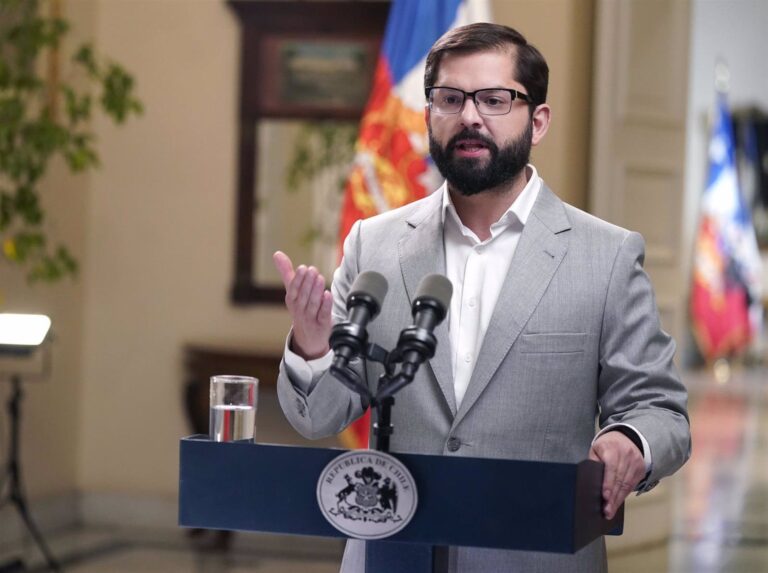 Denuncian ante Contraloría fragmentación de pagos para eludir licitación en viaje presidencial a Punta Arenas