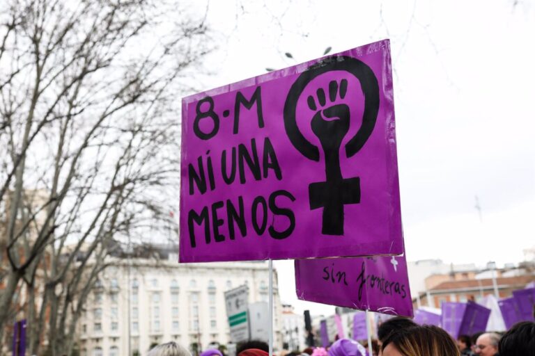 Morado, resistencia y lucha: Los símbolos que trae el 8M
