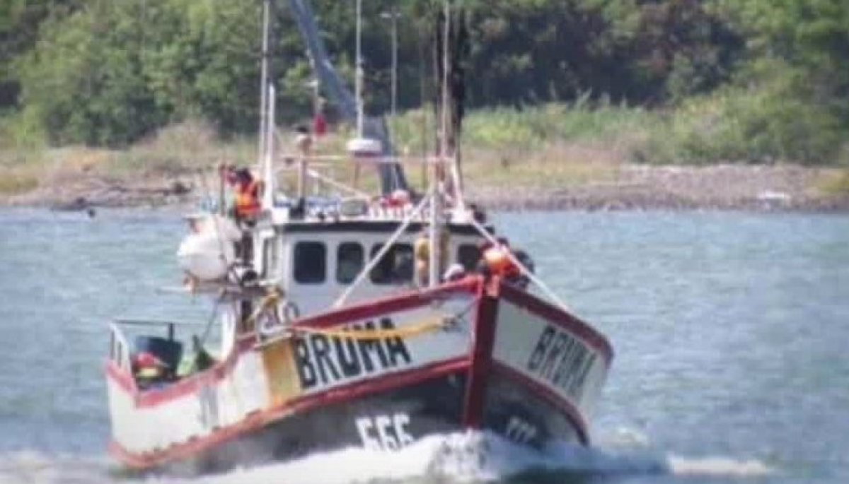 Hallan lancha semihundida de Constitución frente a Coronel