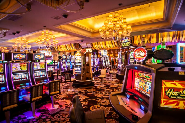 Contraloría reitera prohibición de apuestas en casinos para funcionarios que manejan fondos públicos