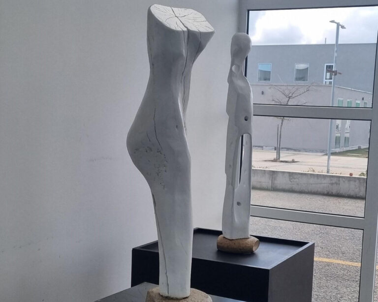 Esculturas de madera y piedra iluminan Talca con la exposición “Pueblos Blancos”