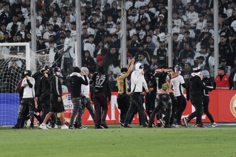 Tragedia en el Estadio Monumental: dos fallecidos, Carabineros imputados y una renuncia enlutan al fútbol chileno