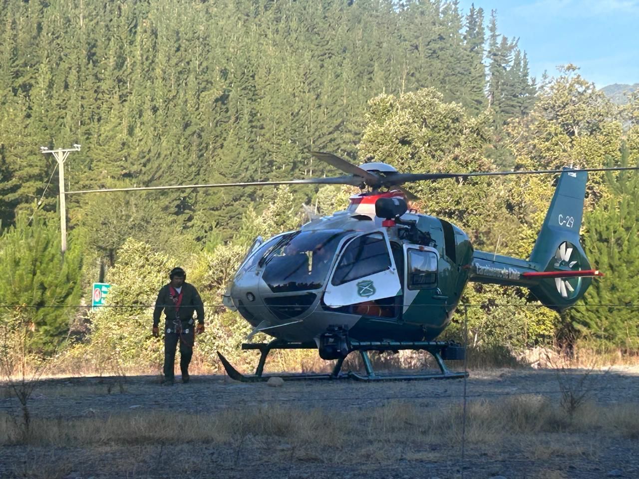 Carabineros rescatan a pescador accidentado en operativo aéreo