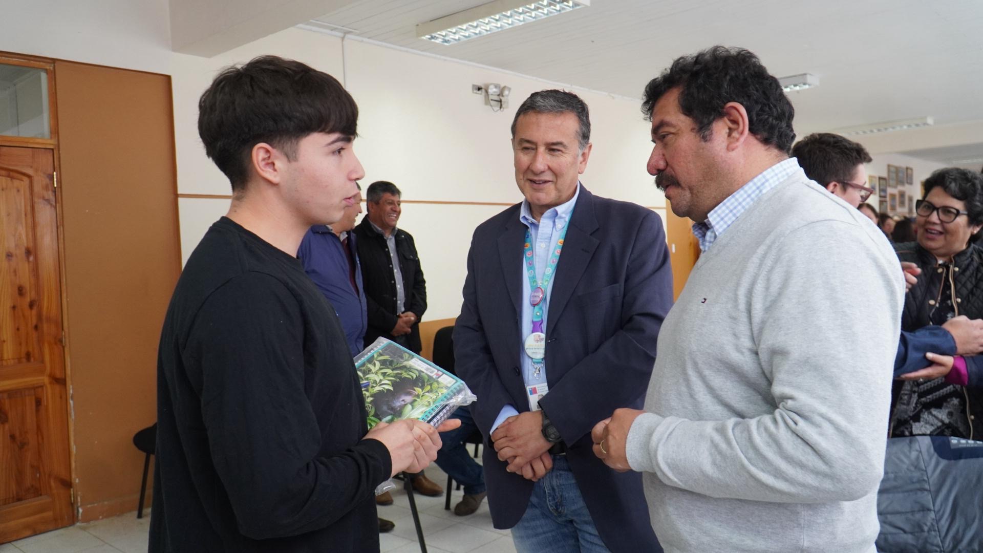 Junaeb completa entrega de sets escolares en el Maule