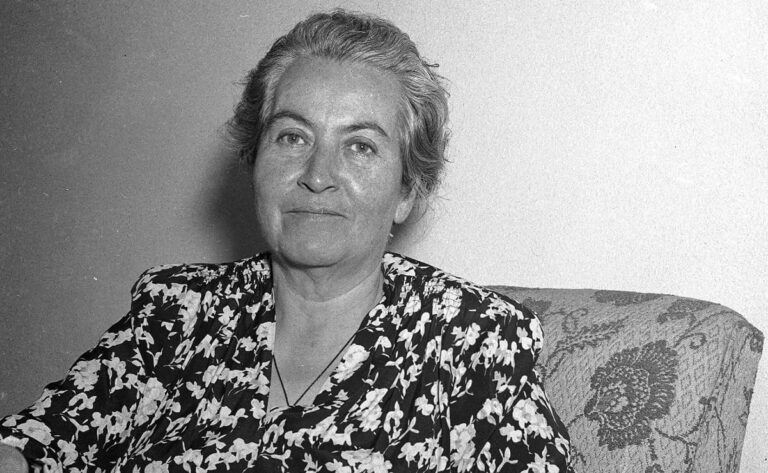 La voz inmortal de Gabriela Mistral resuena a 136 años de su natalicio: primera Nobel latinoamericana