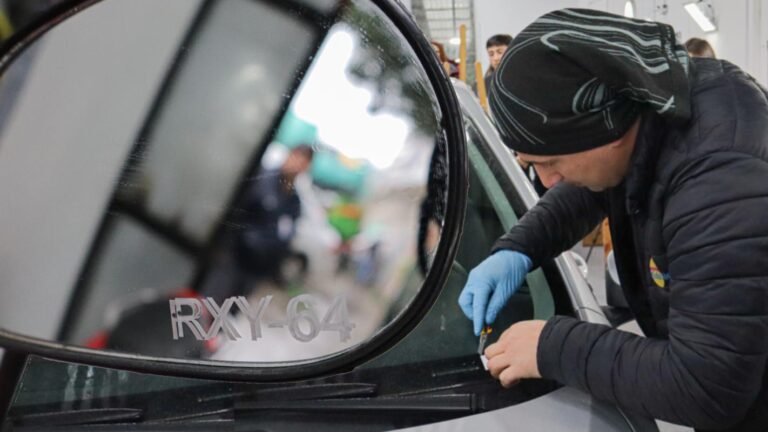 ¡Atención conductores! Queda 1 mes para grabar la patente en vidrios: multas superan los $100 mil