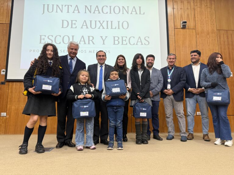 Inclusión educativa: estudiantes del Maule reciben audífonos para potenciar su aprendizaje