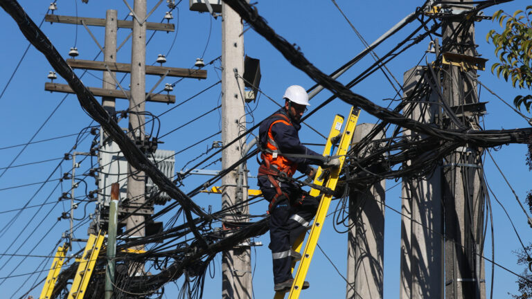 Aprueban proyecto que devuelve a municipios facultad para retirar cables en desuso: ahora pasa al Senado