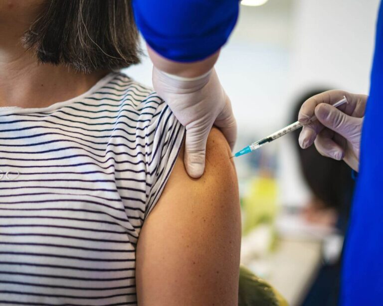 Hospital Regional de Talca refuerza vacunación e insta a grupos de riesgo a inmunizarse