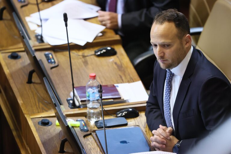 Diputado Guzmán: “Es indignante que se mal utilicen los recursos destinados para reparar los colegios de Curicó”