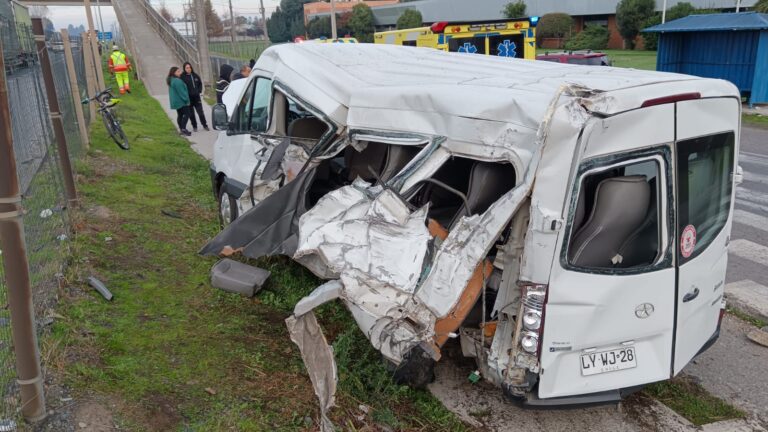 Furgón que trasladaba pacientes de la Teletón choca con bus en Curicó: conductor dio positivo al narcotest