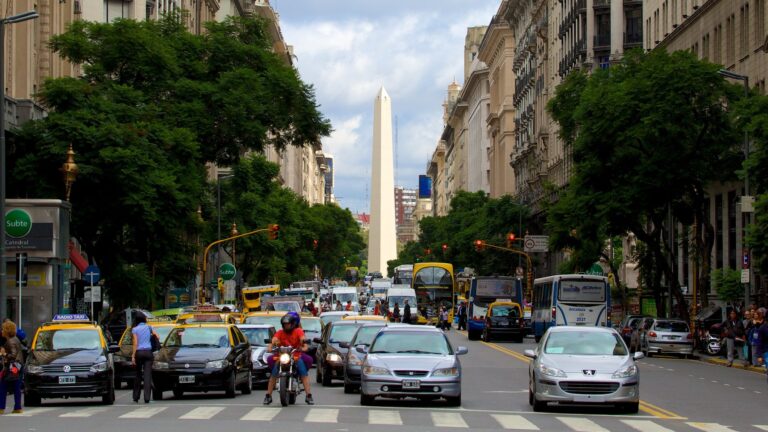 Argentina elimina beneficios a extranjeros sin residencia: salud y educación dejan de ser gratuitas
