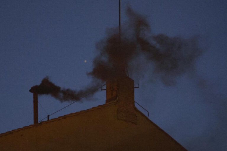 Segunda fumata negra en el Vaticano: sigue la espera por el nuevo Papa