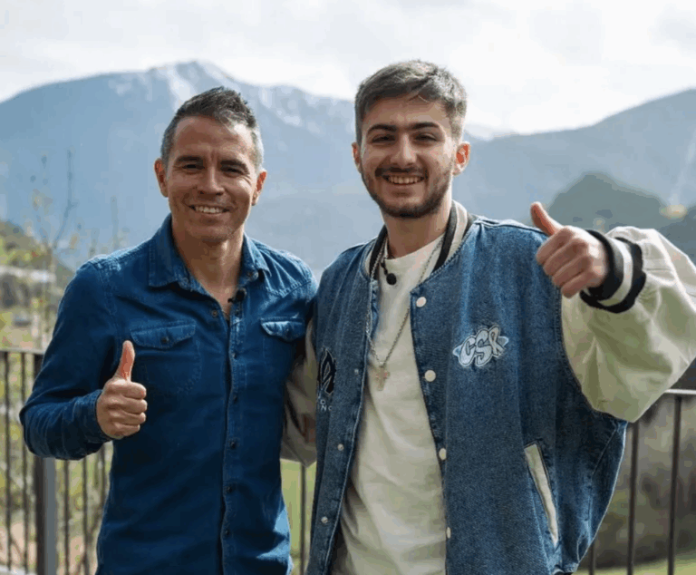 Joven argentino de 21 años destaca entrevistando a figuras internacionales y busca expandirse en Chile