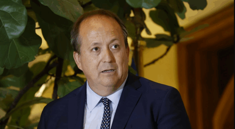 Fiscalía abre investigación tras escándalo por funcionarios que viajaron al extranjero estando con licencia médica