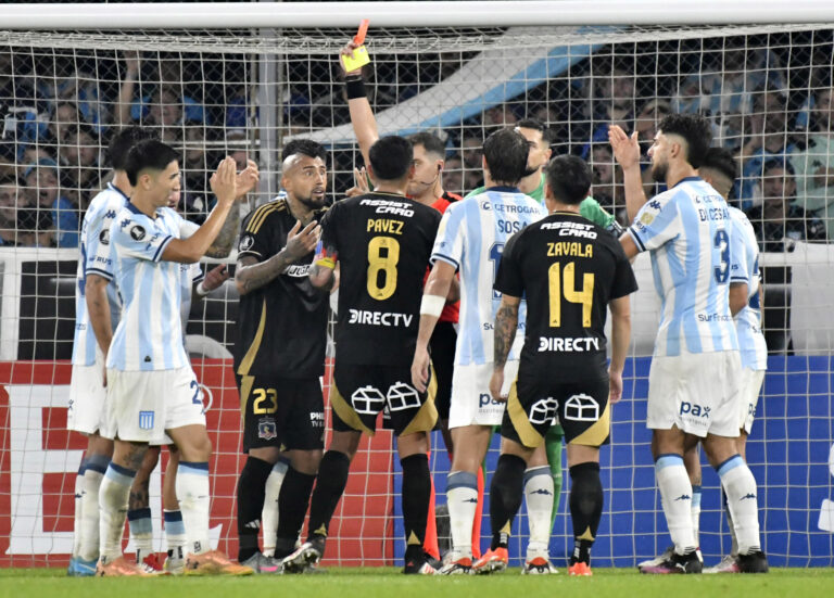 Polémica por sitio de apuestas de Arturo Vidal: ofrecía apostar si sería expulsado y recibió tarjeta roja